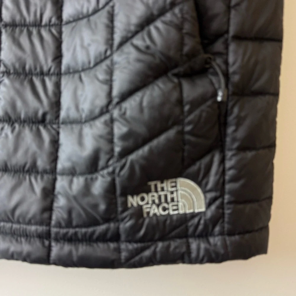 the North Face Quilted Vest Men’s Large Thermoball Eco Black Packable corp logo